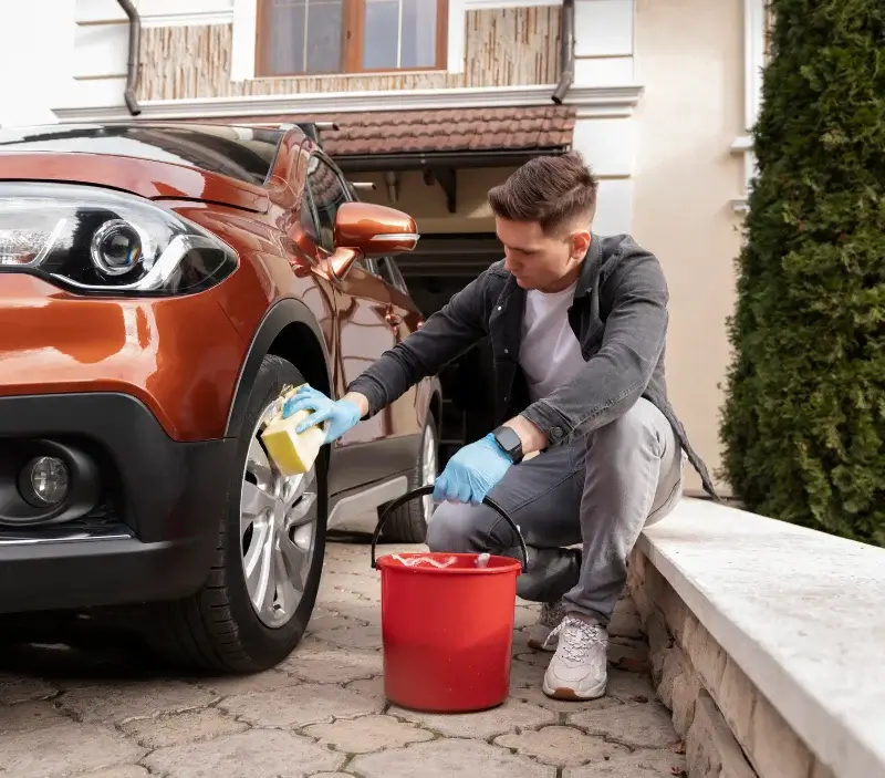 Lavage auto à domicile Saint-Jean-Pied-de-Port : professionnel intervenant sur un véhicule